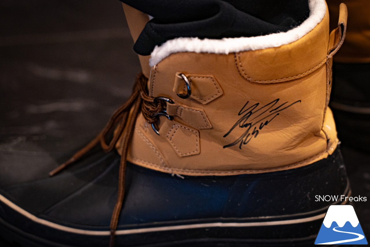 井山敬介さんと秋元日菜子さんのコンビは今年も健在！さらに、サプライズゲストも登場？！憧れのスキーヤーと一緒に雪と戯れ、『いちえ』の美味しいランチをいただく…。夢のようなイベント。めもるホールディングス presents プロスキーヤー・井山敬介さんと行く｜ダイナスティスキーリゾート